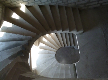 Забежная монолитная лестница в деревне Колюбякино