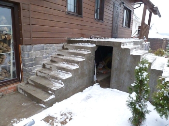 Бетонная лестница на входе в деревне Чёрная