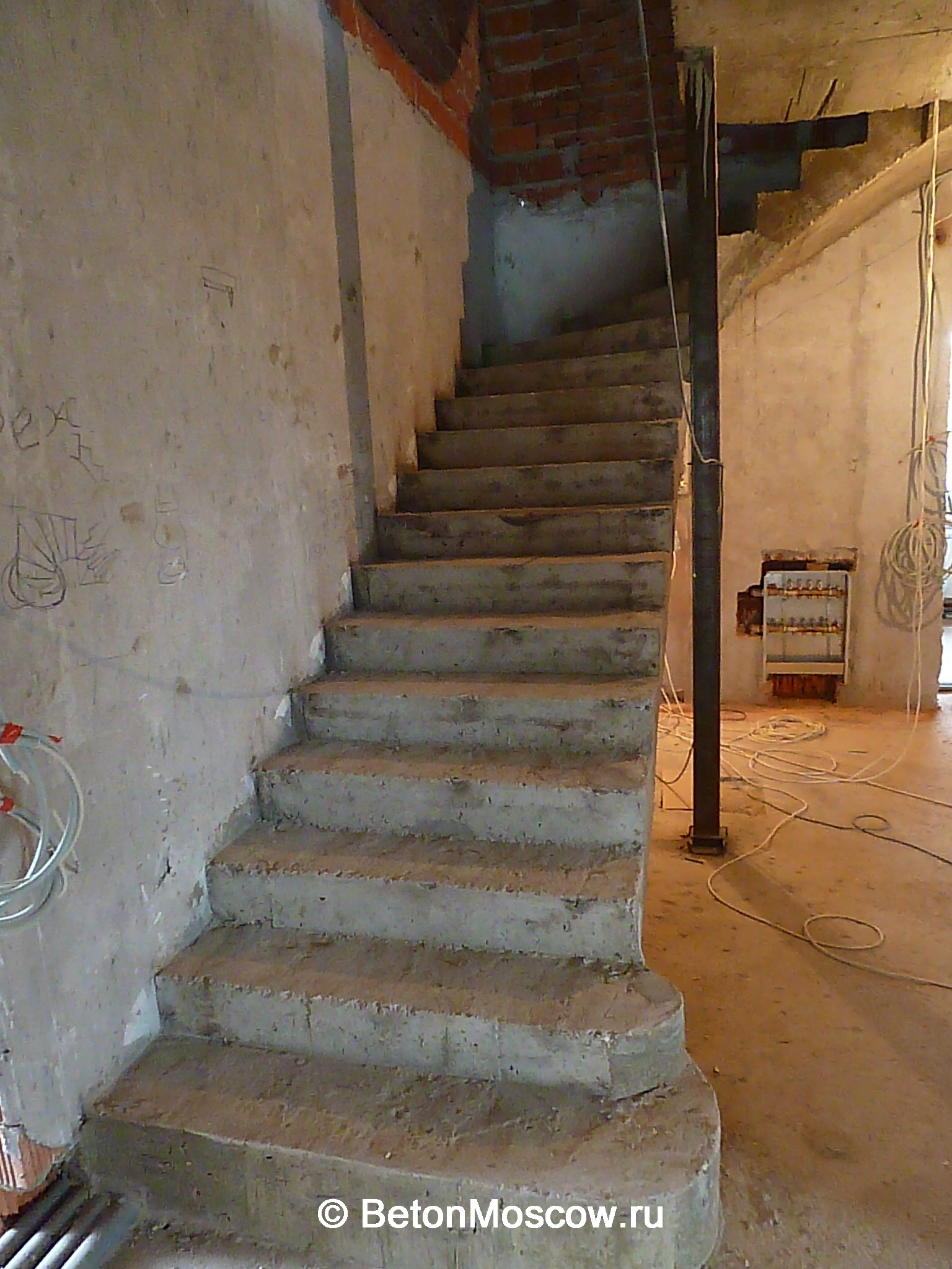 Монолитная бетонная лестница в посёлке Акватория. Фото 2