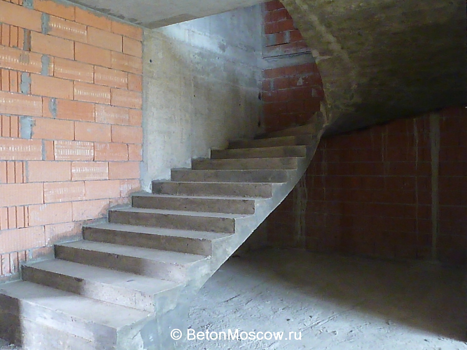 Монолитная бетонная лестница в посёлке Александровка. Фото 10