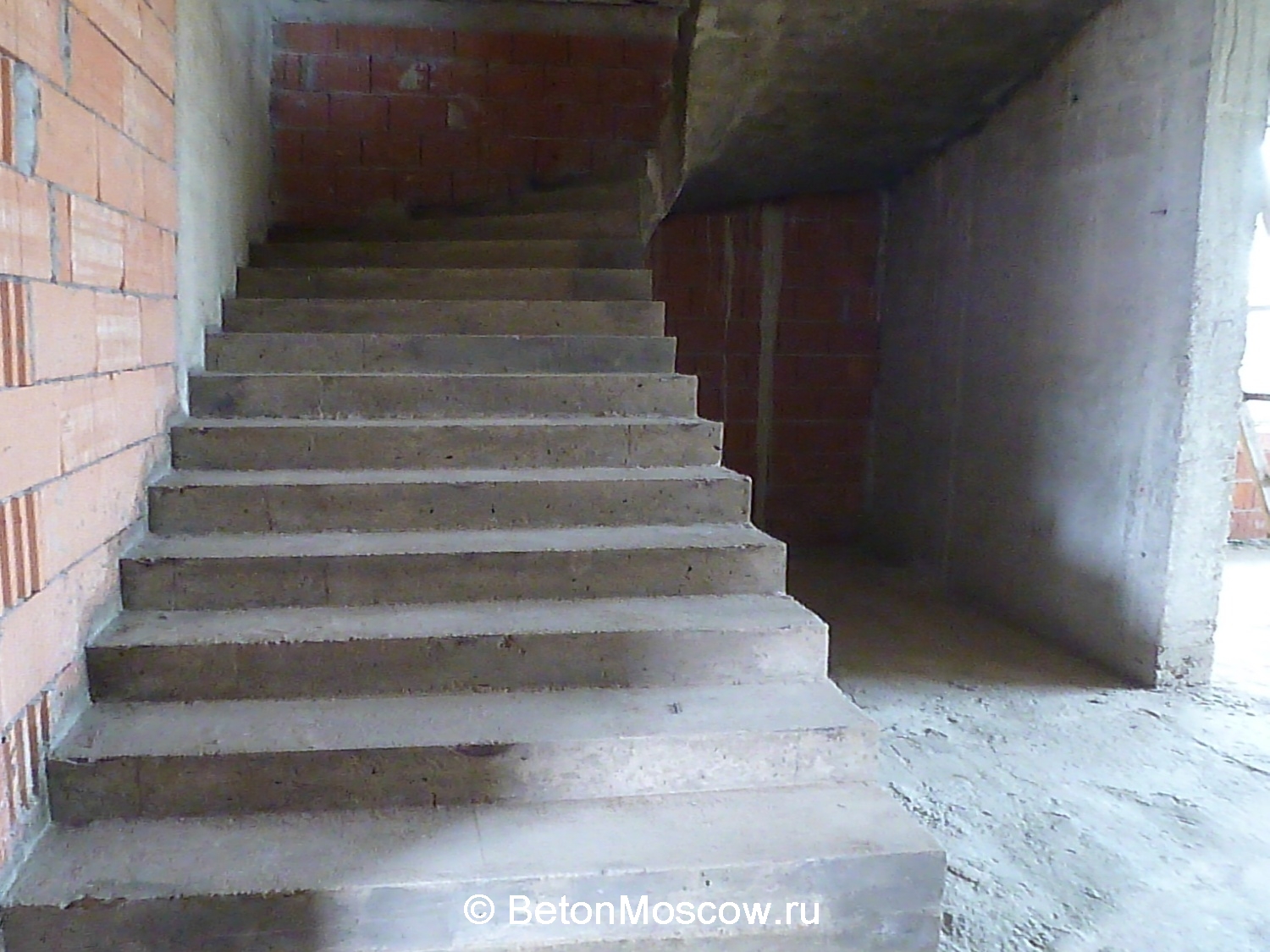 Монолитная бетонная лестница в посёлке Александровка. Фото 11