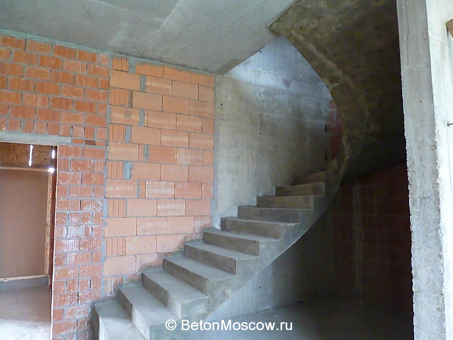 Монолитная бетонная лестница в посёлке Александровка. Фото 12