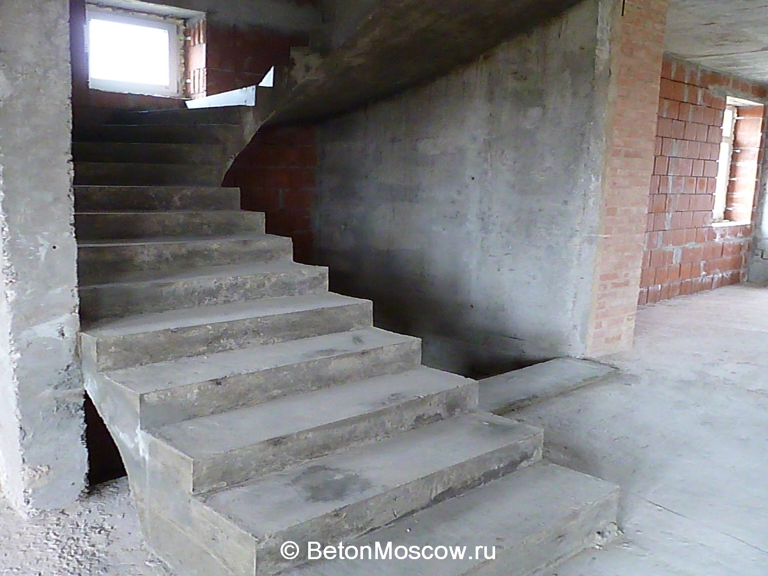 Монолитная бетонная лестница в посёлке Александровка. Фото 7