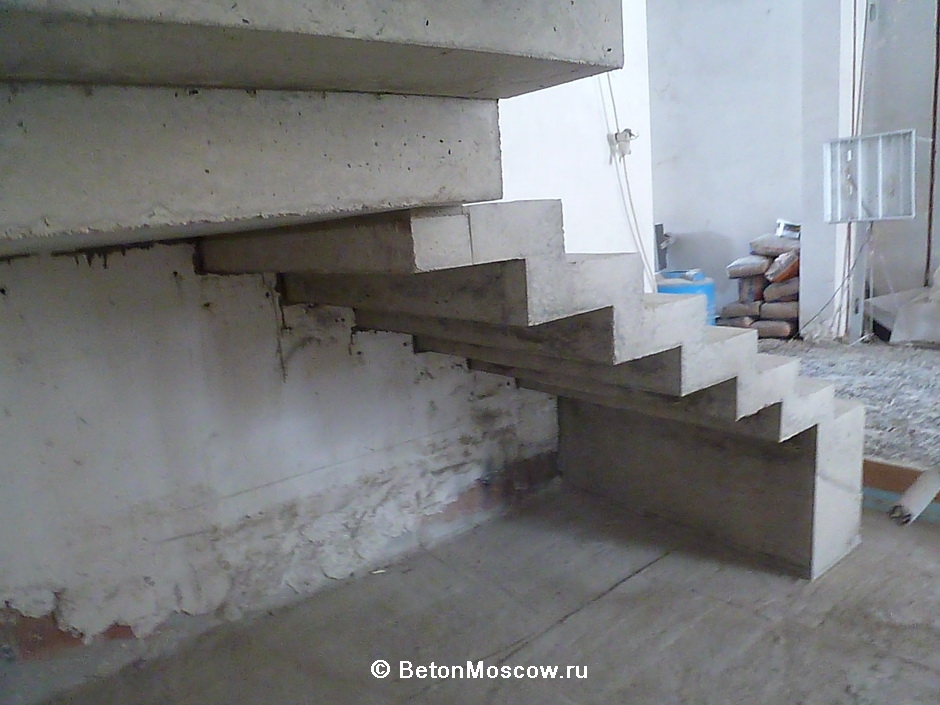 Монолитная бетонная лестница в посёлке Барвиха. Фото 1