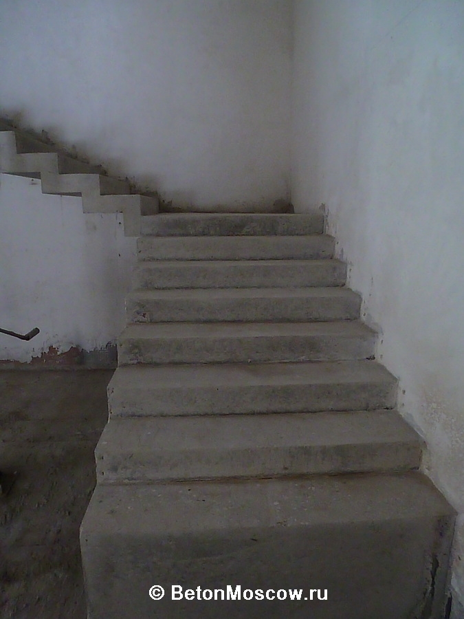 Монолитная бетонная лестница в посёлке Барвиха. Фото 10