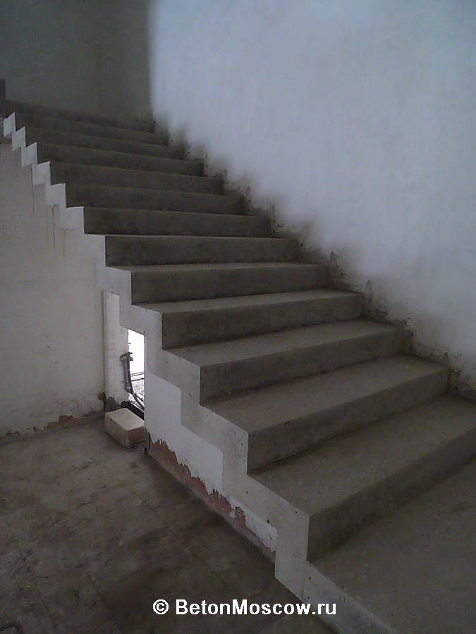 Монолитная бетонная лестница в посёлке Барвиха. Фото 11