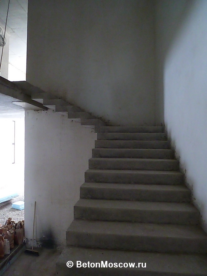Монолитная бетонная лестница в посёлке Барвиха. Фото 12