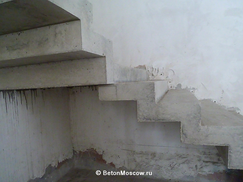 Монолитная бетонная лестница в посёлке Барвиха. Фото 2