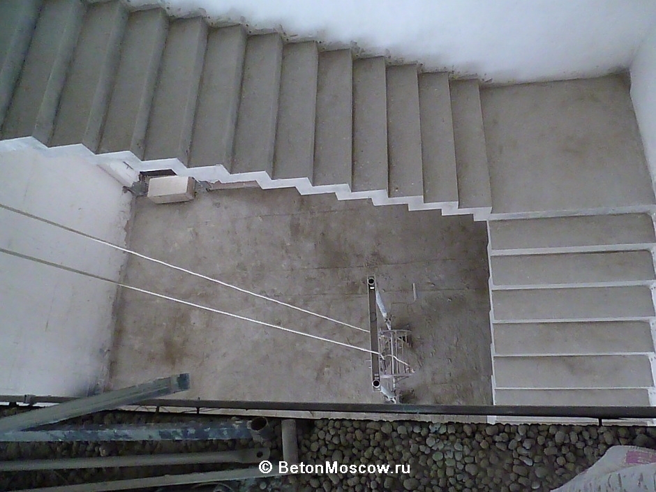 Монолитная бетонная лестница в посёлке Барвиха. Фото 4