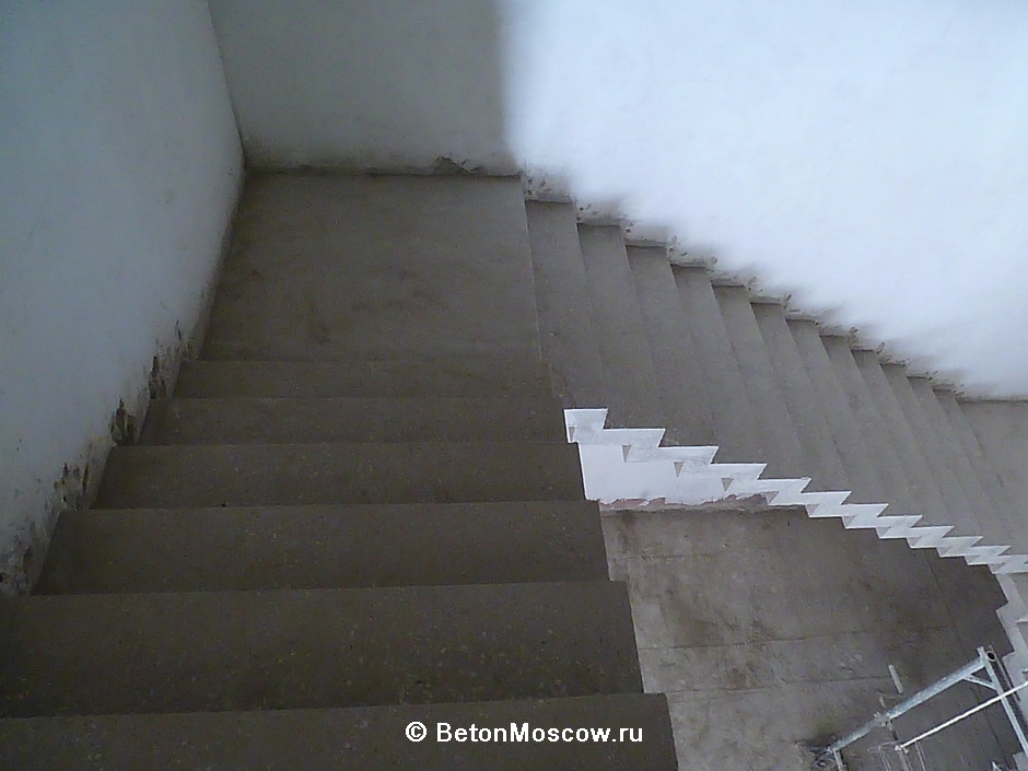 Монолитная бетонная лестница в посёлке Барвиха. Фото 6