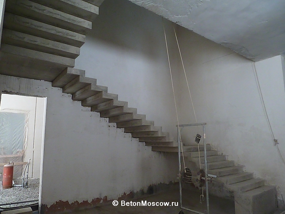 Монолитная бетонная лестница в посёлке Барвиха. Фото 8