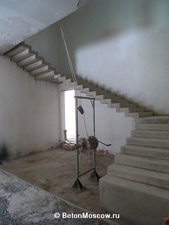 Монолитная бетонная лестница в посёлке Барвиха. Фото 9