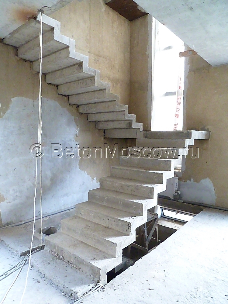Маршевая лестница из бетона с промежуточными площадками в коттеджном посёлке Берёзка. Фото 10