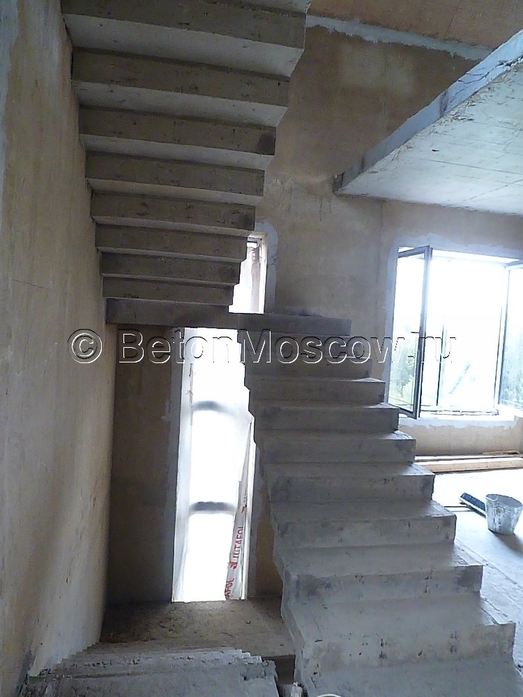 Маршевая лестница из бетона с промежуточными площадками в коттеджном посёлке Берёзка. Фото 13