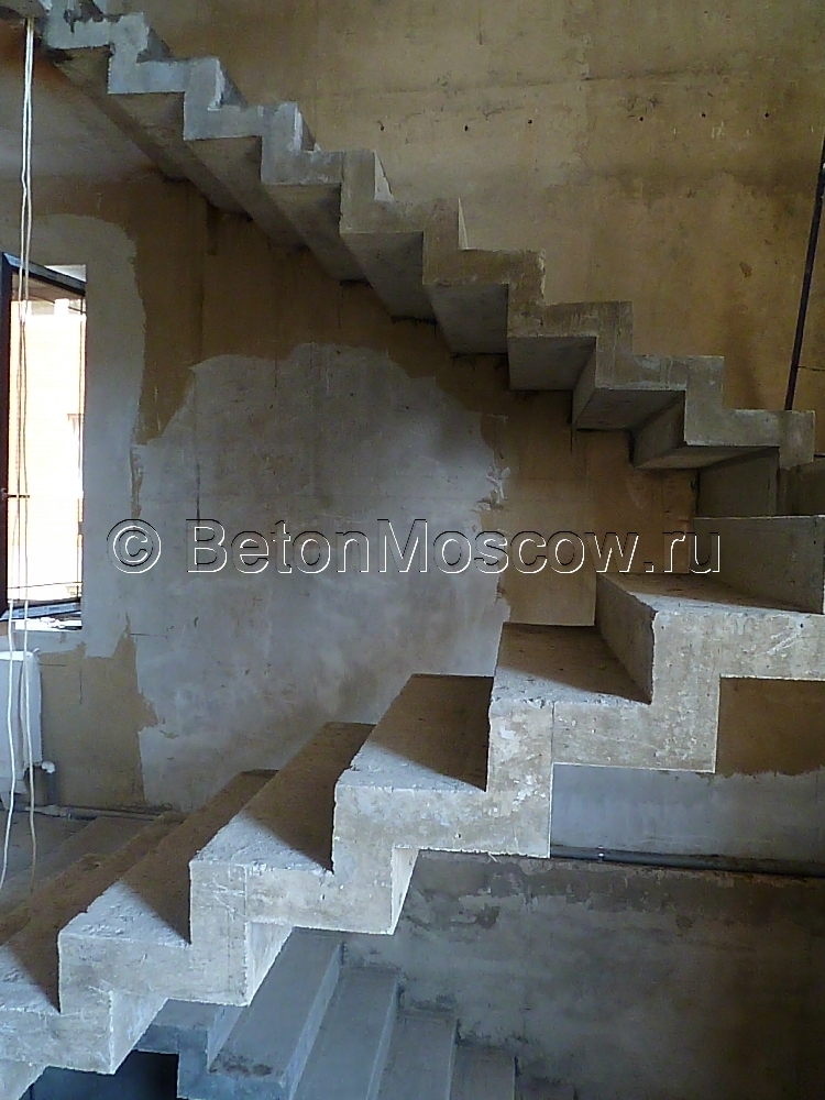Маршевая лестница из бетона с промежуточными площадками в коттеджном посёлке Берёзка. Фото 15