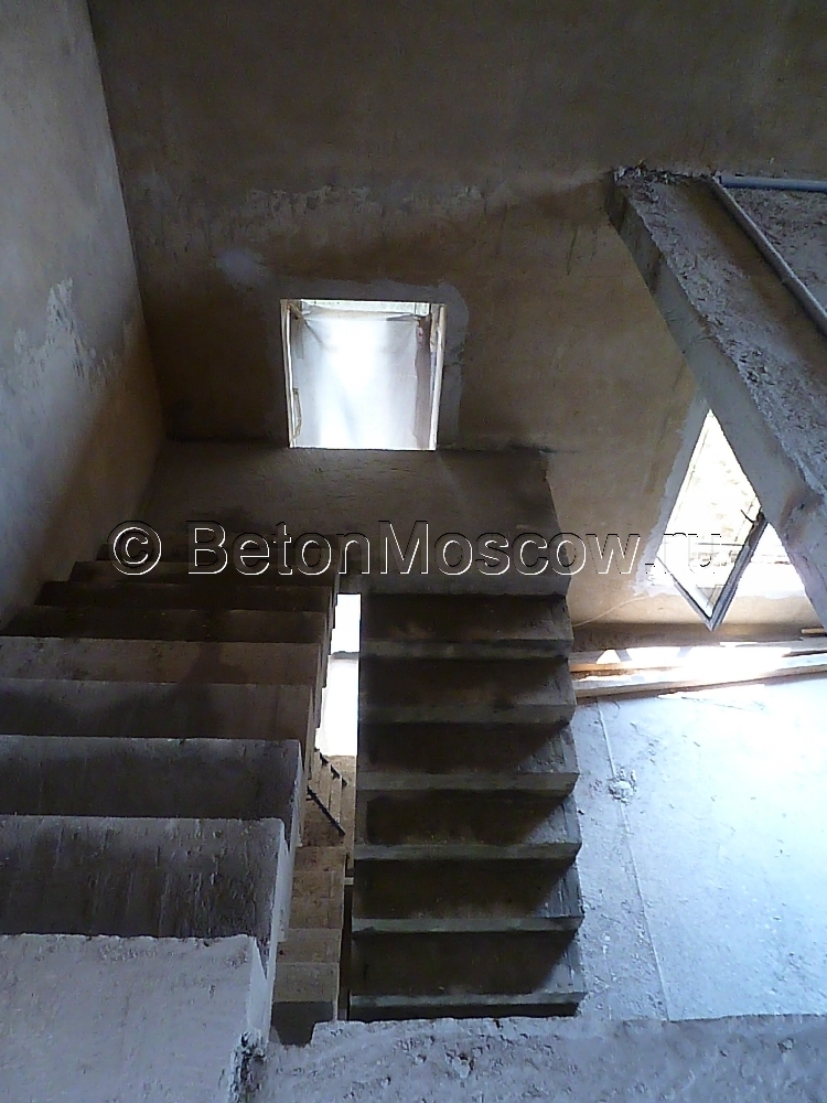 Маршевая лестница из бетона с промежуточными площадками в коттеджном посёлке Берёзка. Фото 18