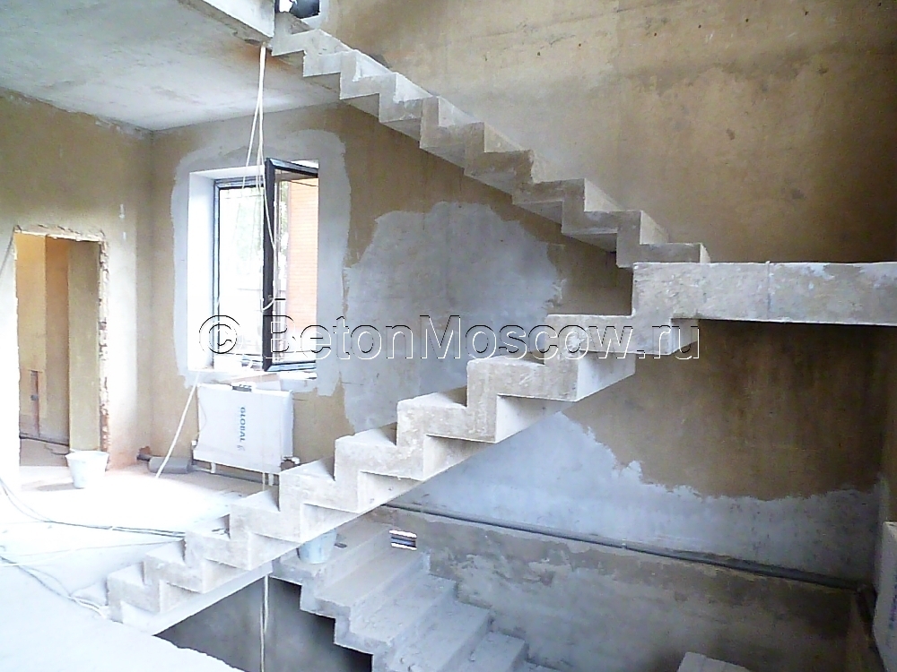 Маршевая лестница из бетона с промежуточными площадками в коттеджном посёлке Берёзка. Фото 3