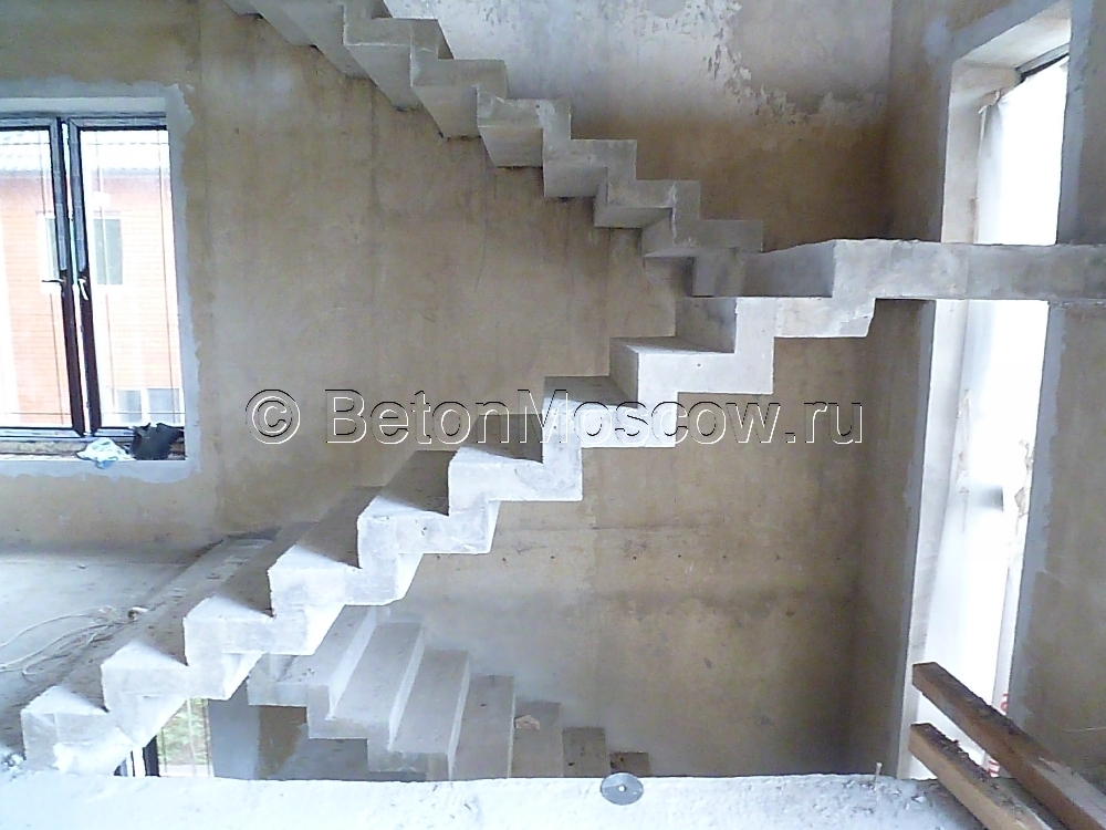Маршевая лестница из бетона с промежуточными площадками в коттеджном посёлке Берёзка. Фото 4