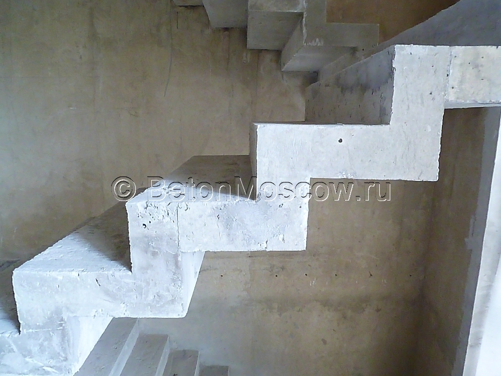 Маршевая лестница из бетона с промежуточными площадками в коттеджном посёлке Берёзка. Фото 5