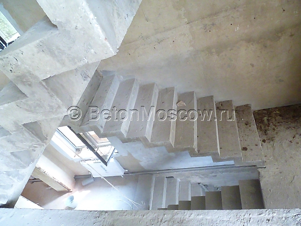 Маршевая лестница из бетона с промежуточными площадками в коттеджном посёлке Берёзка. Фото 6