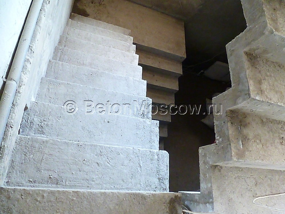 Маршевая лестница из бетона с промежуточными площадками в коттеджном посёлке Берёзка. Фото 7