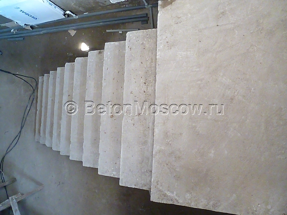 Маршевая лестница из бетона с промежуточными площадками в коттеджном посёлке Берёзка. Фото 8