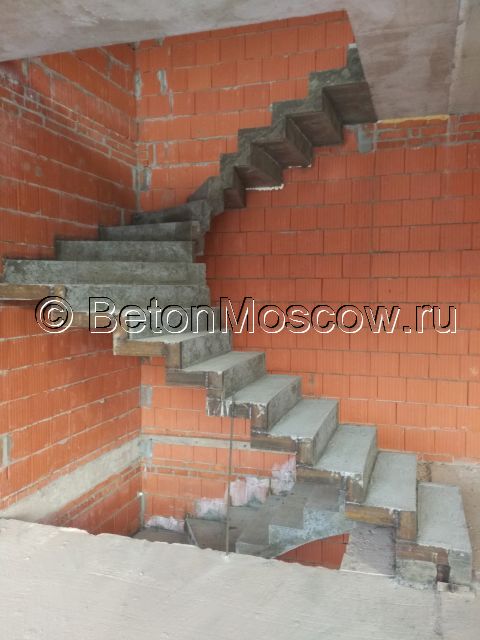 Зеркальная монолитная лестница (Академия Парк 2). Фото 3
