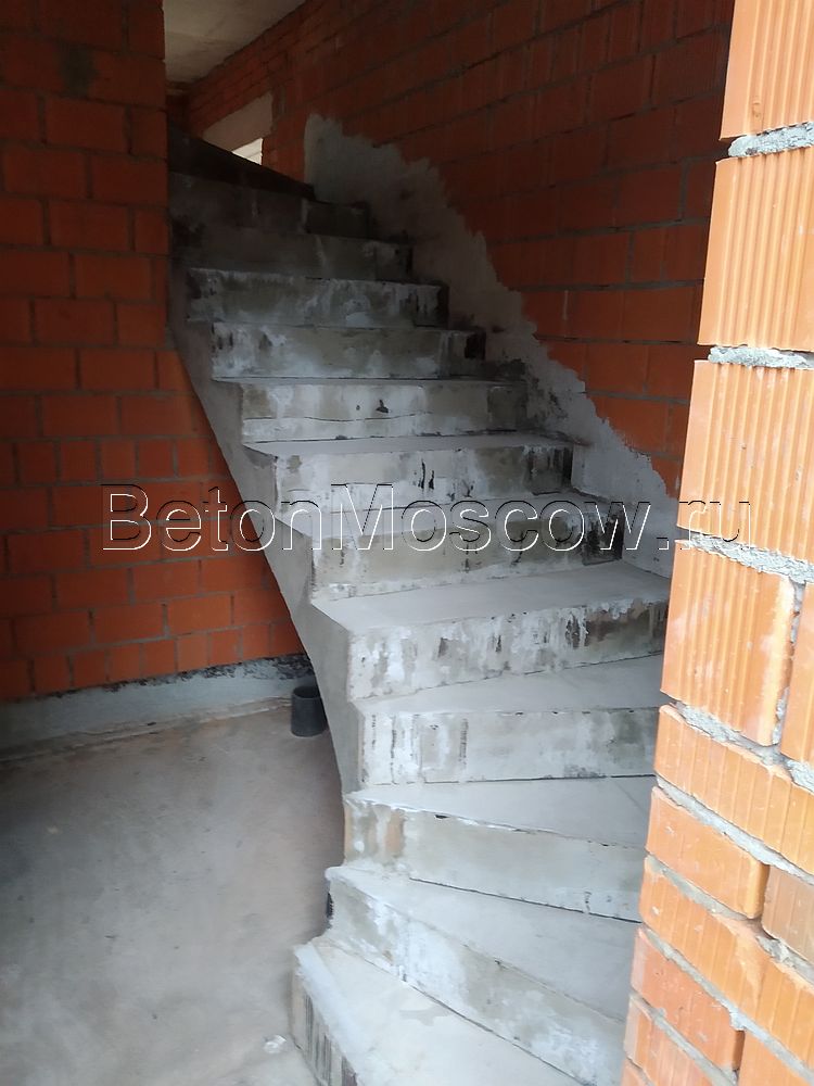 Бетонная лестница на улице  (КП Белый берег). Фото 3