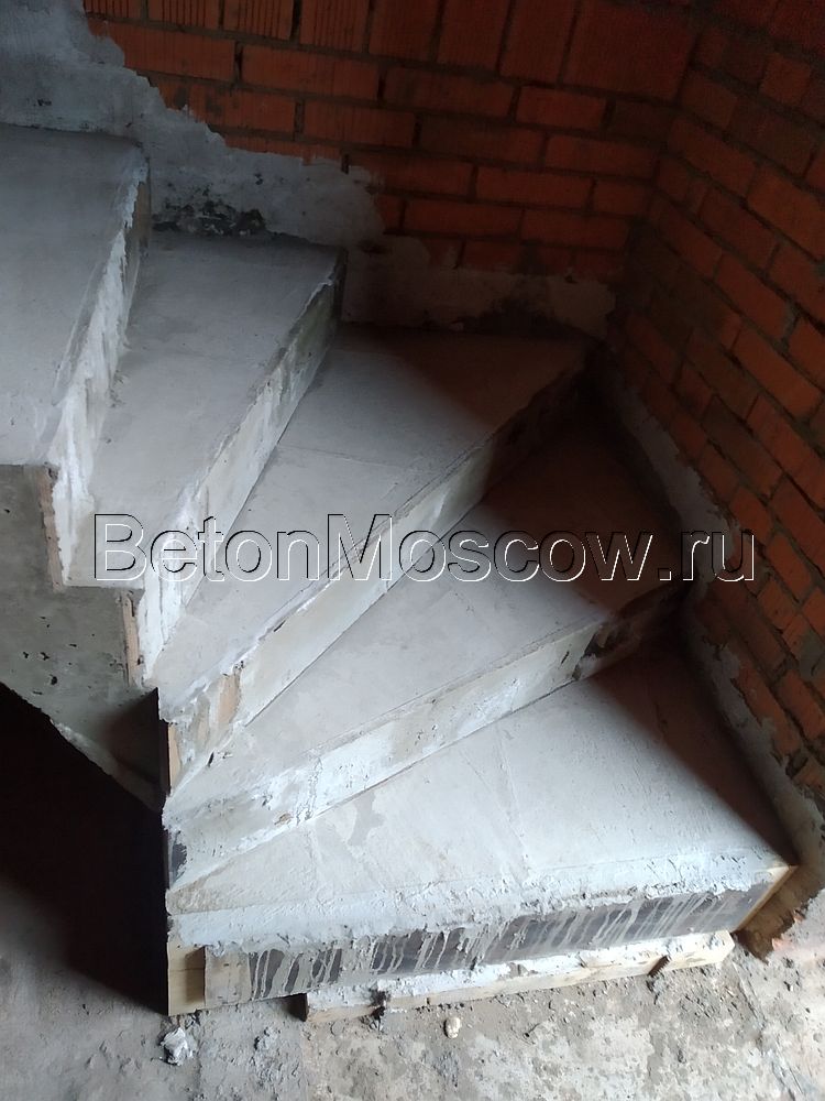 Бетонная лестница на улице  (КП Белый берег). Фото 5