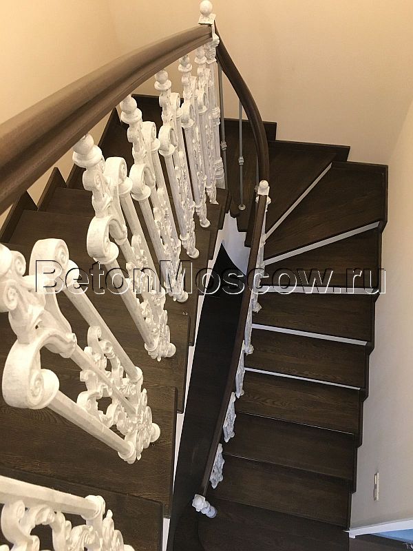 Монолитная лестница с забежными ступенями (КП Монтевиль). Фото 1