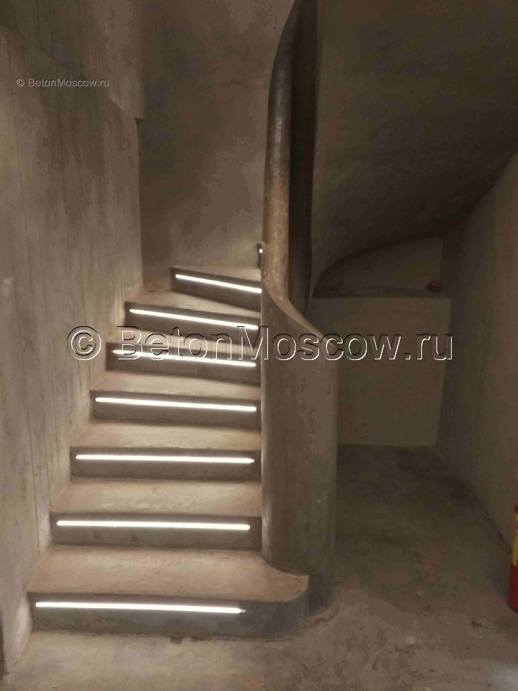 Бетонная лестница с подсветкой (Москва). Фото 1