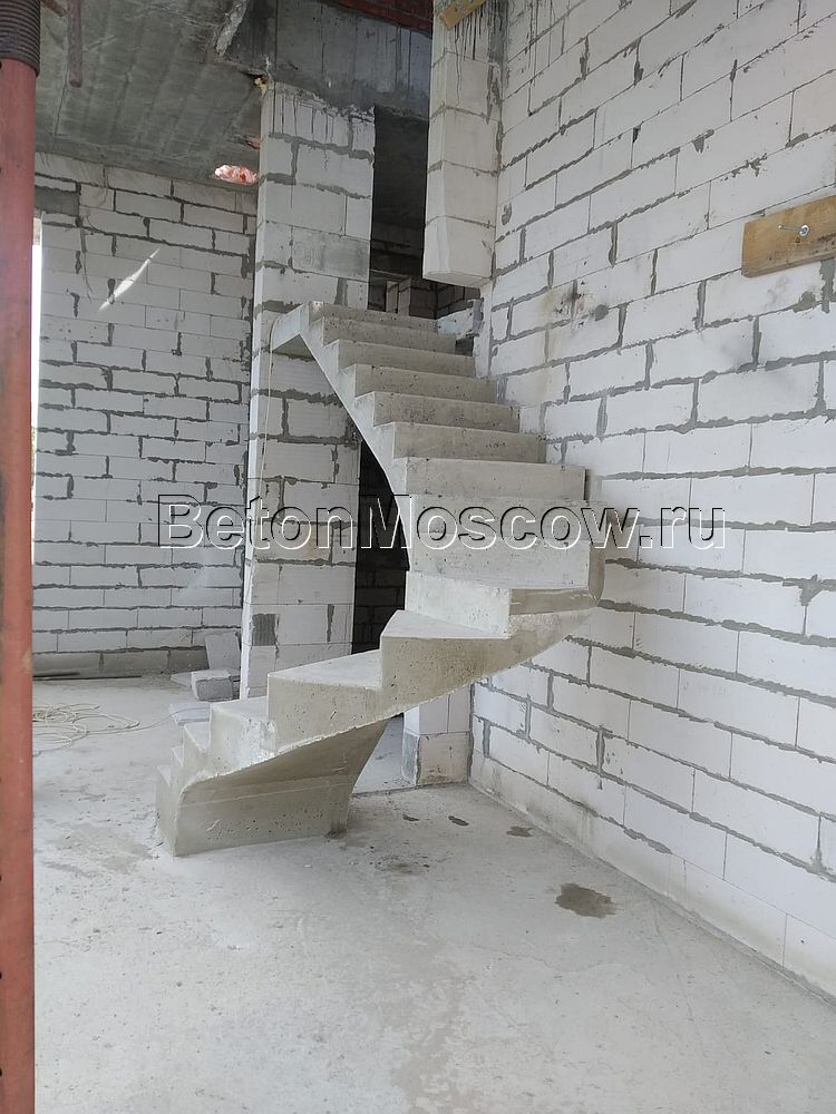 Монолитная лестница (КП Ренесанс). Фото 3