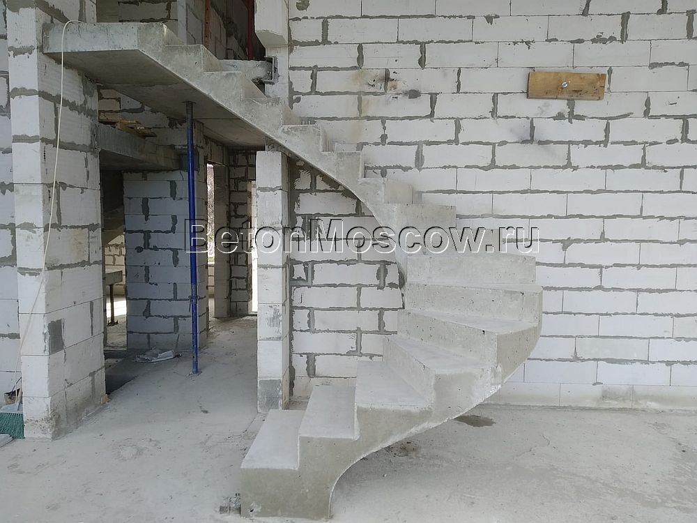 Монолитная лестница (КП Ренесанс). Фото 6