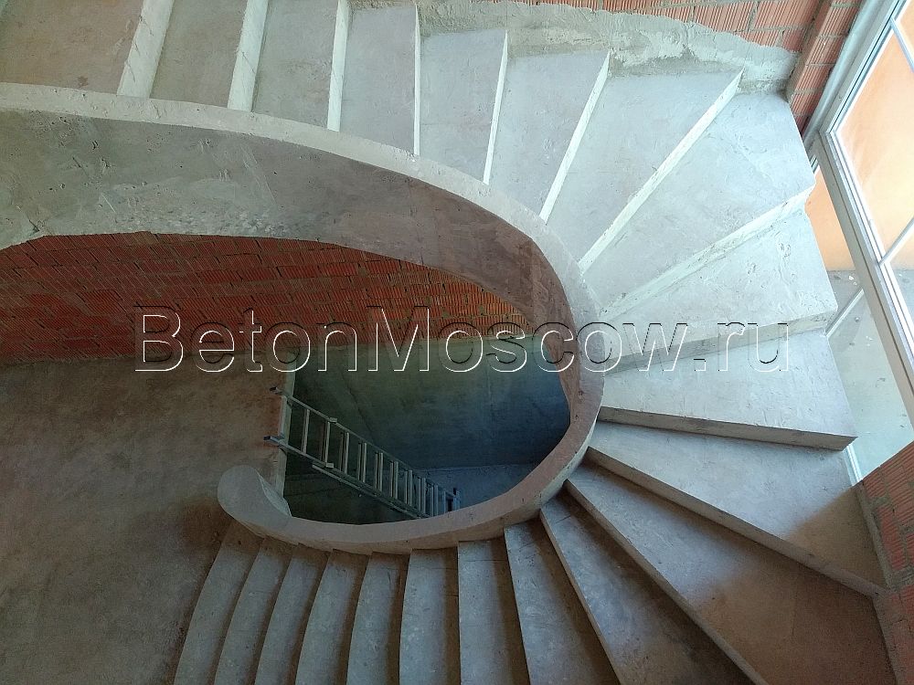 Бетонная лестница с бортиком (деревня Солослово). Фото 3