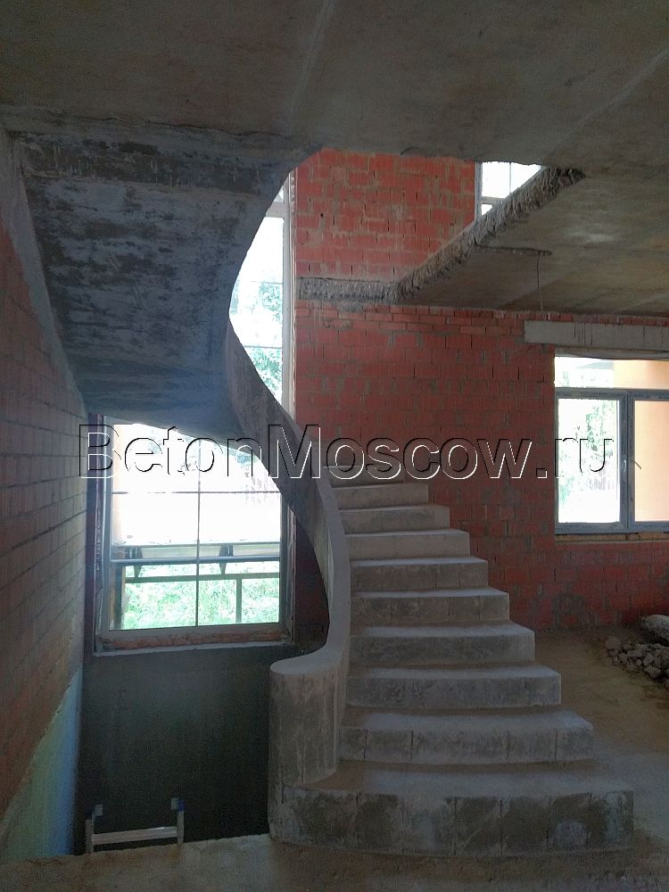 Бетонная лестница с бортиком (деревня Солослово). Фото 5