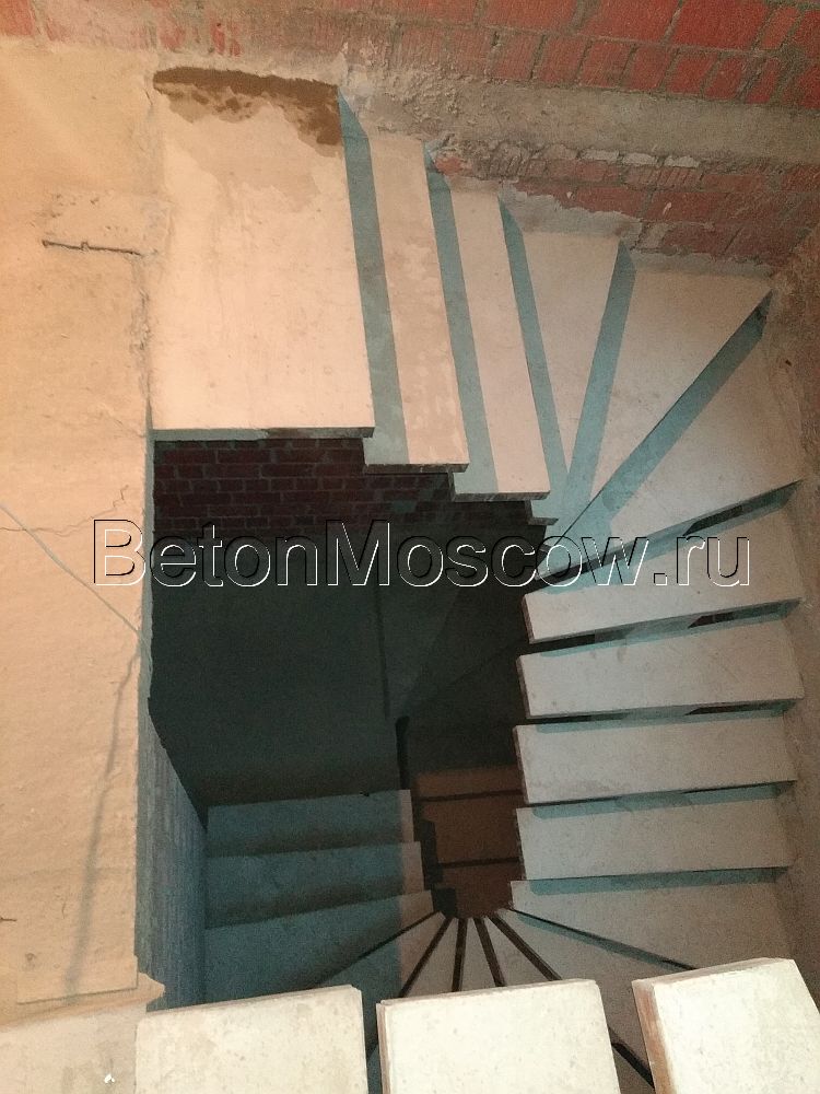 Бетонная лестница на косоуре (КП Суханово парк). Фото 3