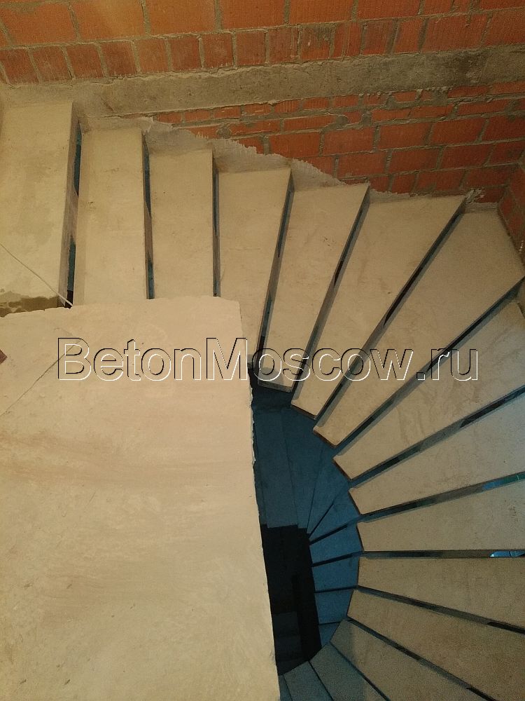 Бетонная лестница на косоуре (КП Суханово парк). Фото 6