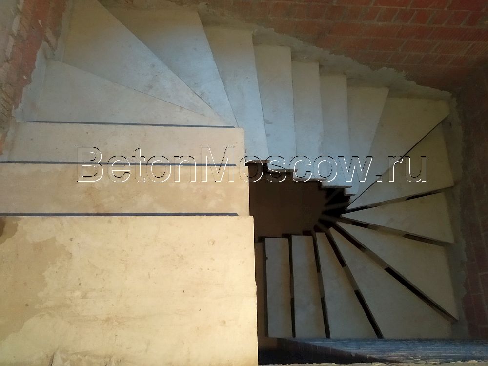 Бетонная лестница на косоуре (КП Суханово парк). Фото 7