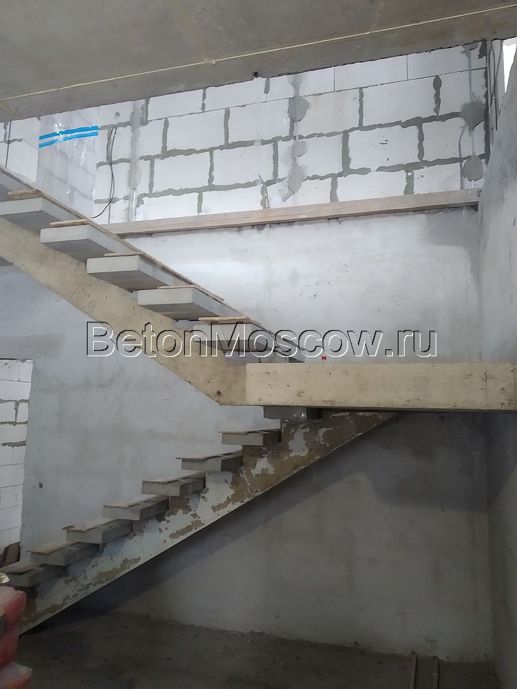 Бетонная лестница на монокосоуре (Троицк). Фото 1