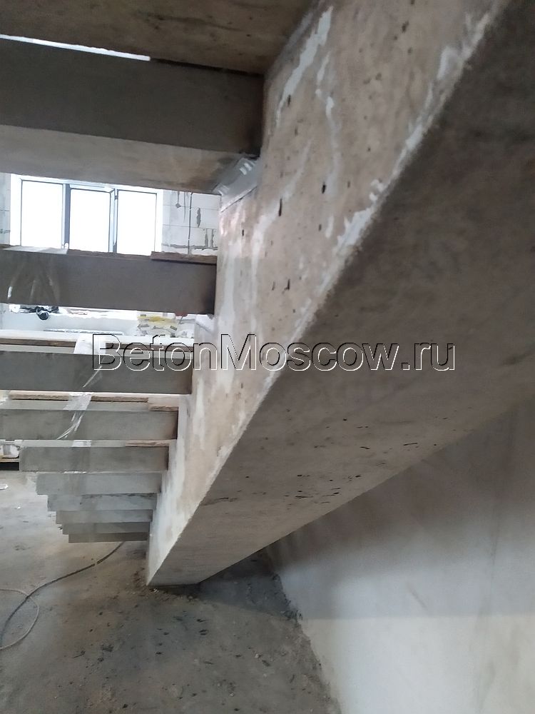 Бетонная лестница на монокосоуре (Троицк). Фото 2