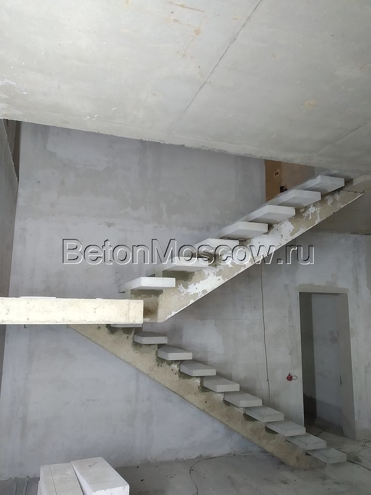 Бетонная лестница на монокосоуре (Троицк). Фото 4