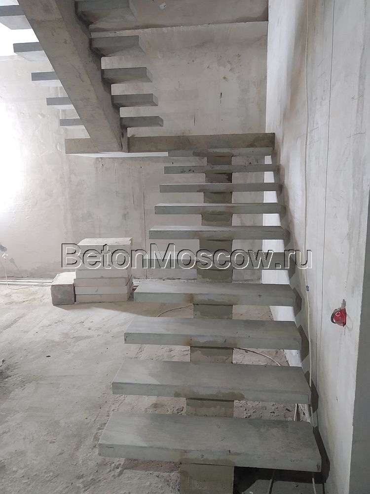 Бетонная лестница на монокосоуре (Троицк). Фото 7