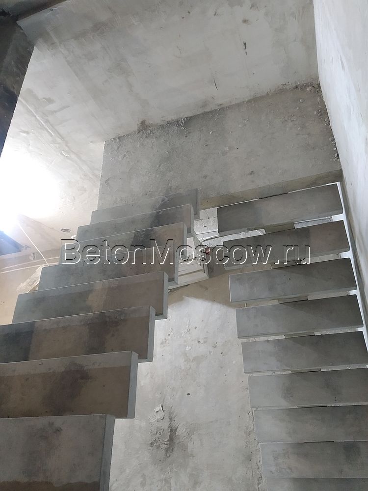 Бетонная лестница на монокосоуре (Троицк). Фото 8