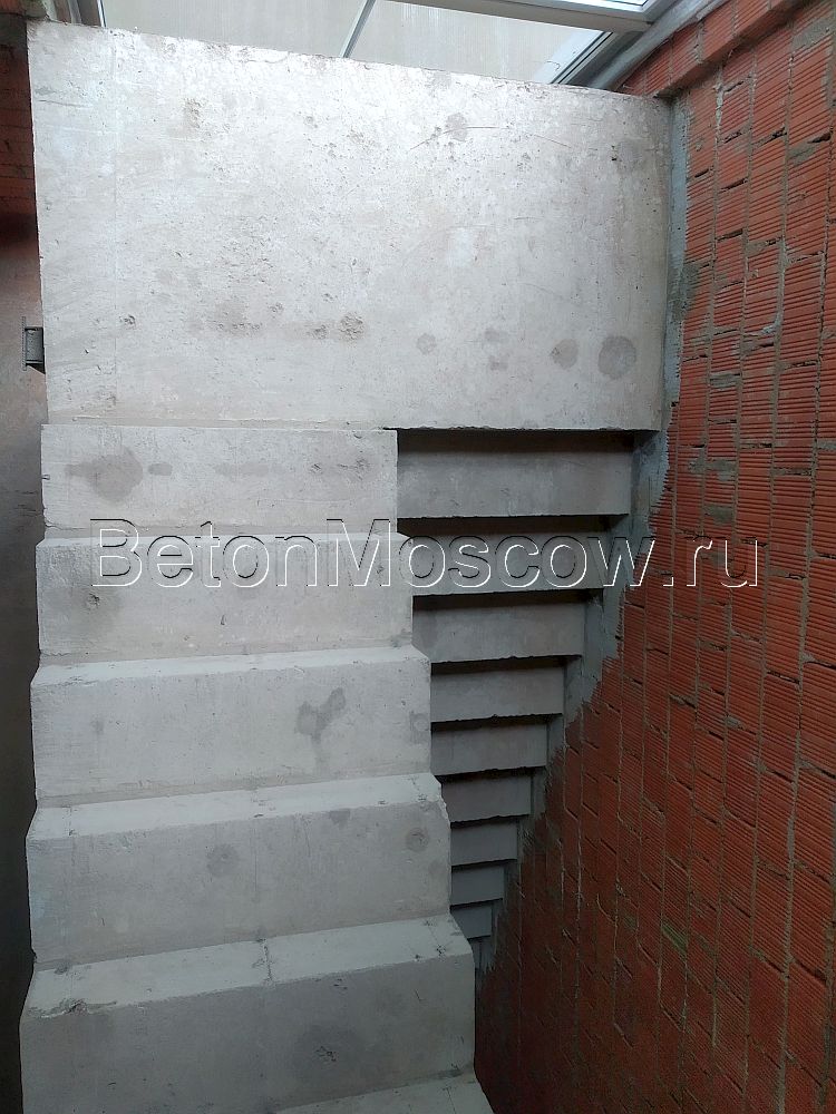 Бетонная лестница с площадкой (Звенигород). Фото 1