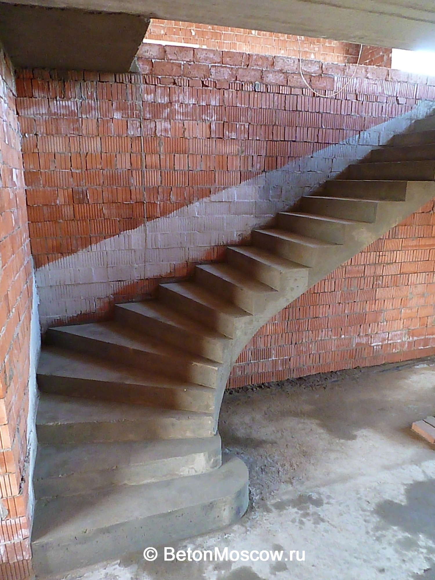 Лестница из бетона в деревне Борки. Фото 11