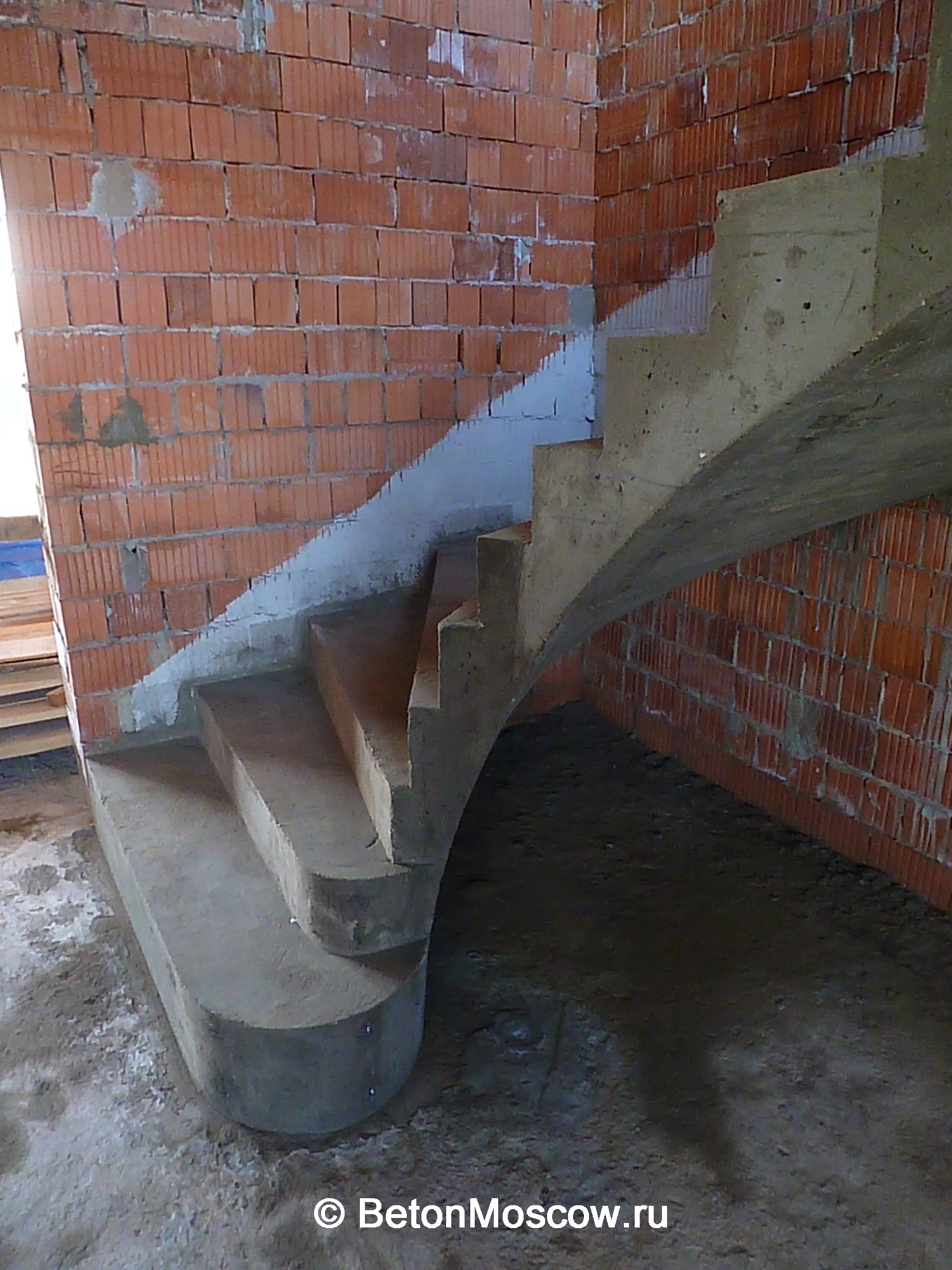 Лестница из бетона в деревне Борки. Фото 12
