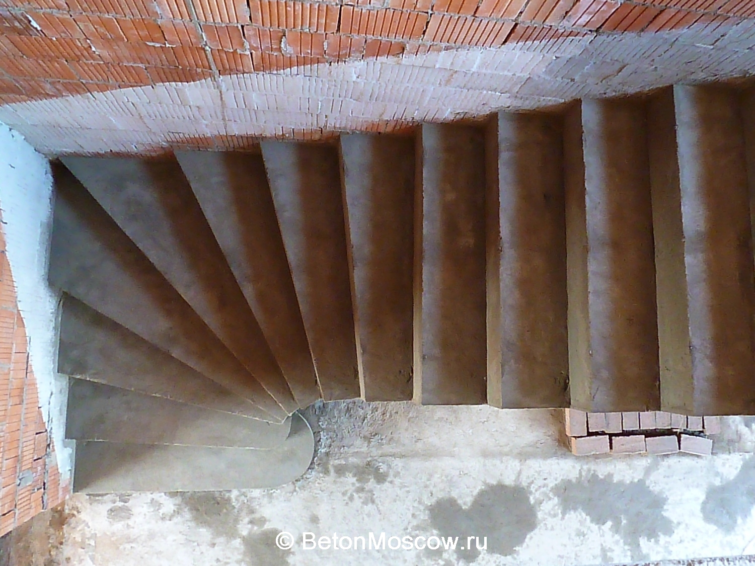 Лестница из бетона в деревне Борки. Фото 8