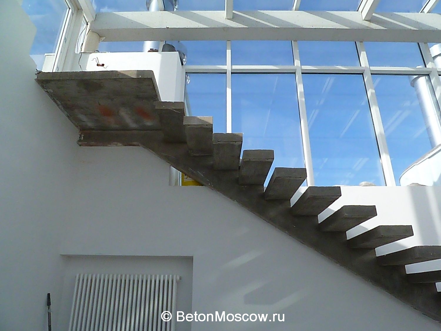 Бетонная лестница на косоуре в коттеджном посёлке Бристоль. Фото 1