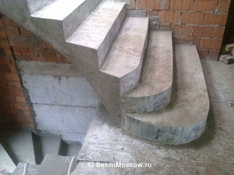 Лестница из железобетона в посёлке Брусничное. Фото 3