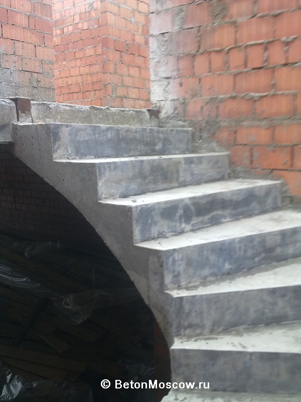 Лестница из железобетона в посёлке Брусничное. Фото 4